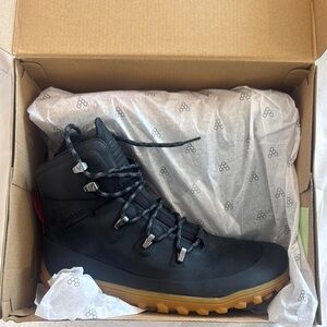 Womens Vivo Barefoot Tracker Black Leather Boots- 8, never worn